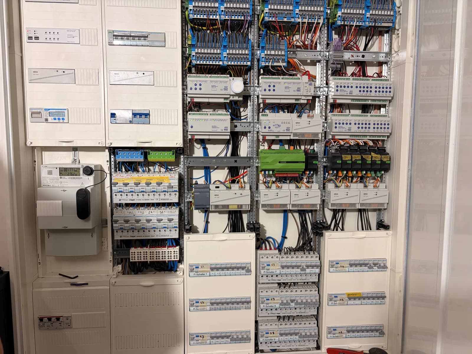 Beschrifteter KNX- und Loxone-Verteiler einer Kundenanlage